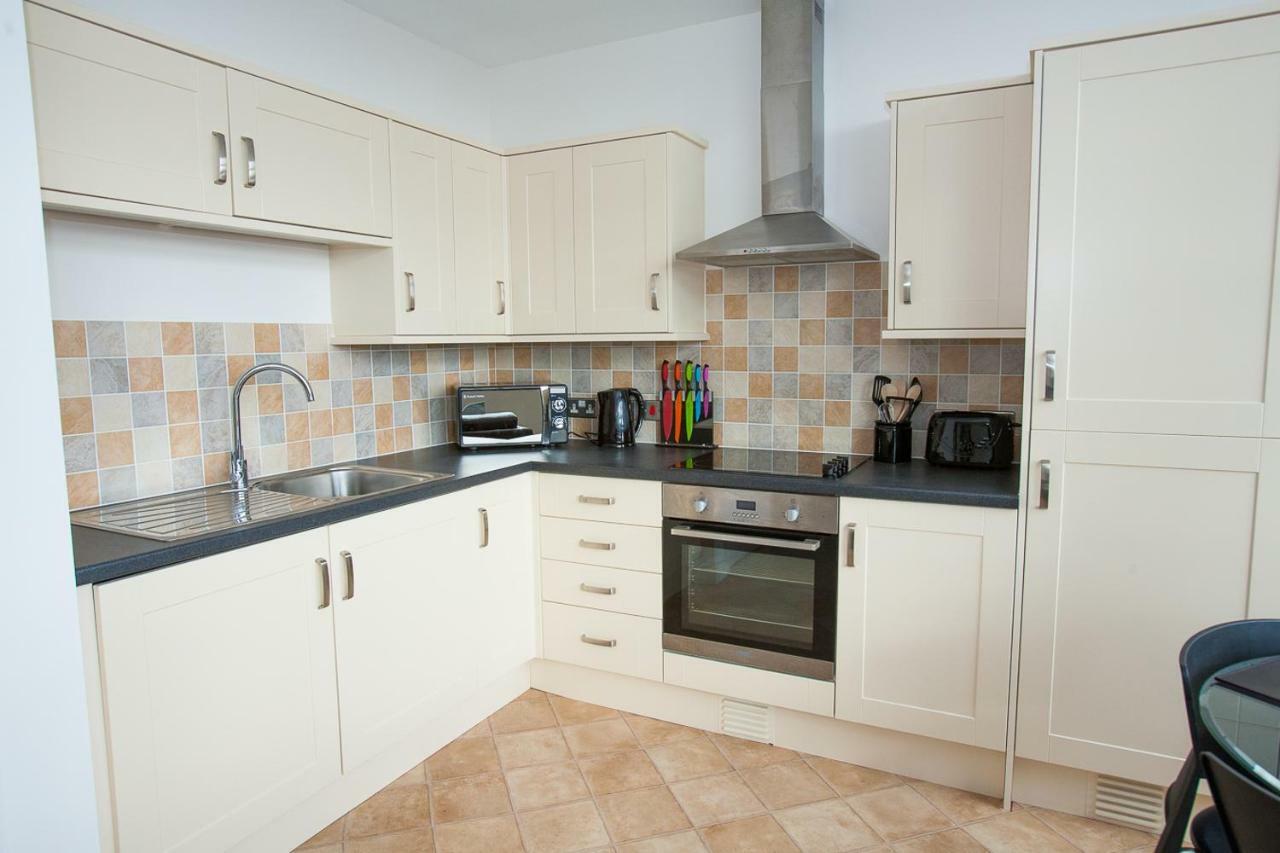 Comfortable Swindon Town Centre Apartments, Free Parking, Sleeps Up To 8 Zewnętrze zdjęcie