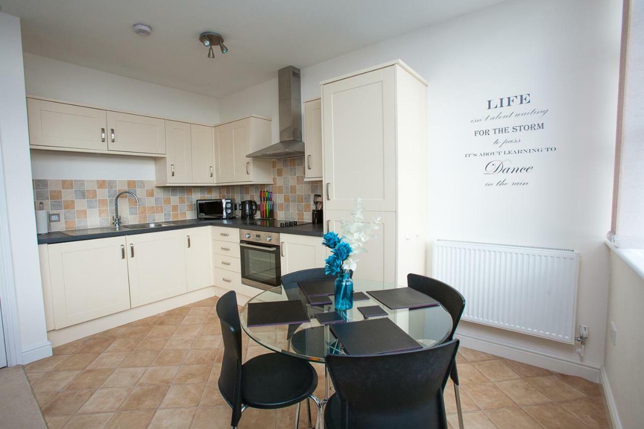 Comfortable Swindon Town Centre Apartments, Free Parking, Sleeps Up To 8 Zewnętrze zdjęcie