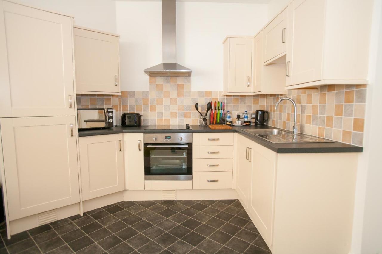 Comfortable Swindon Town Centre Apartments, Free Parking, Sleeps Up To 8 Zewnętrze zdjęcie